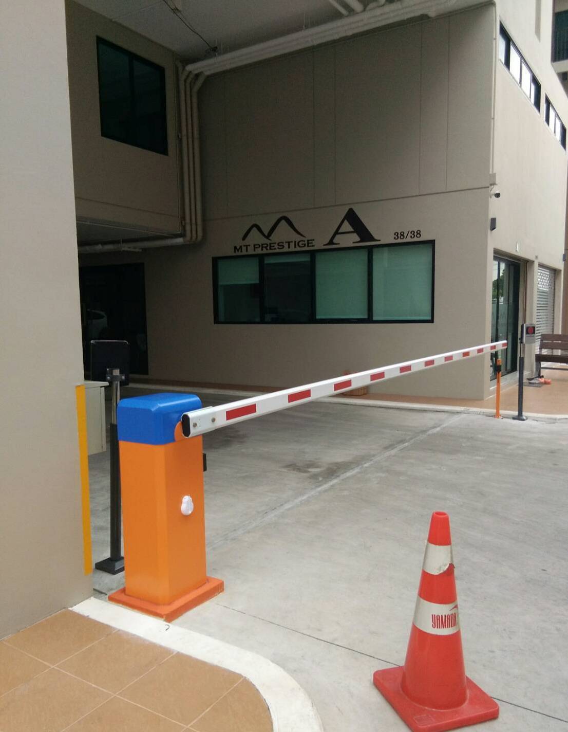 ระบบไม้กั้นรถยนต์อ่านป้ายทะเบียน ไม้กระดก ระบบไม้กั้นรถยนต์แบบทาบบัตร