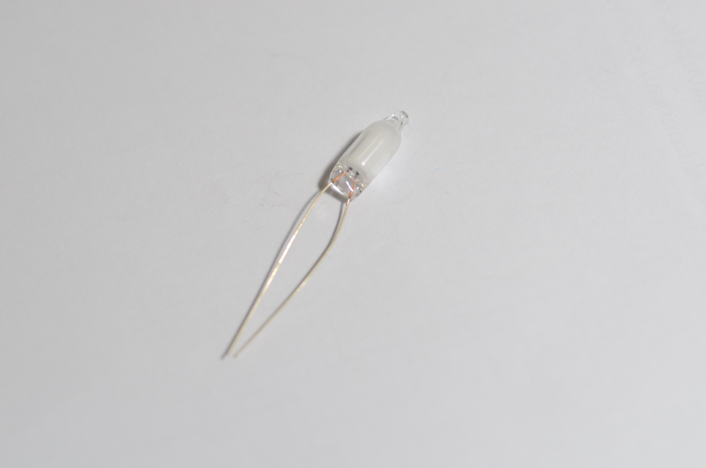 LAMP0003 : หลอดเตารีดสีขาว (ไฟฉุกเฉิน)
