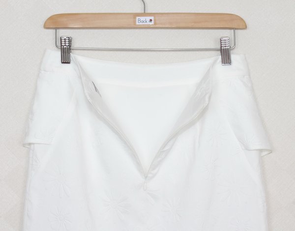 SK-275 กระโปรงแฟชั่น&ทำงาน ทรงสอบ ผ้าไหมอิตาลีสีขาวพิมพ์ลายนูนรูปดอกไม้ ด้านหน้ากระโปรงจับจีบระบาย