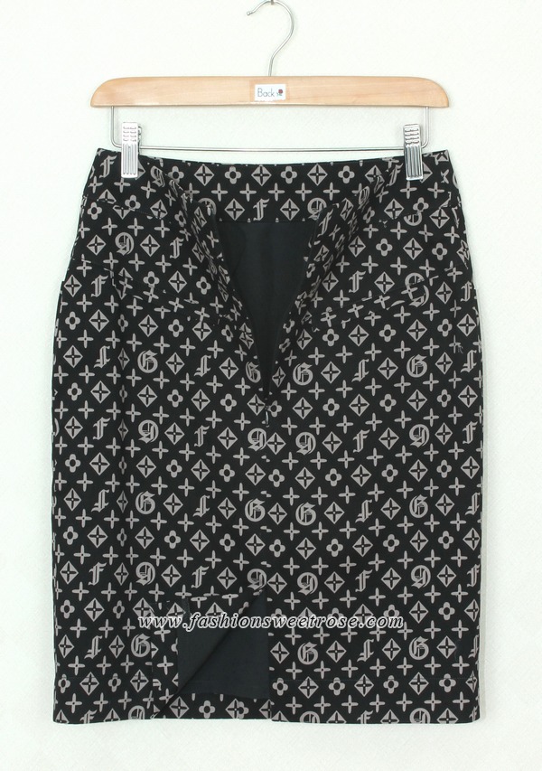 SK-312 กระโปรงแฟชั่น&ทำงาน ทรงสอบ ผ้าญี่ปุ่นพิมพ์ลายกราฟฟิคพื้นดำ ตกแต่งด้วยกระดุม 4 เม็ด