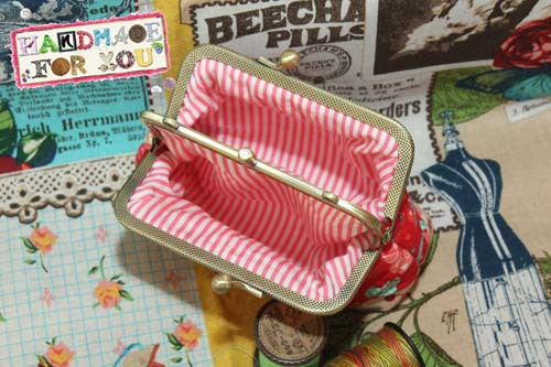 QLT-002 กระเป๋าปิ๊กแป๊กแบบ 2 ช่อง ใส่เหรียญและธนบัตร ผ้าลายหัวใจโทนแดงใช้สำหรับถือ สวยน่าใช้มากๆค่ะ