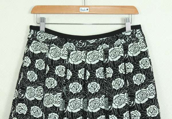 SK-271 กระโปรงแฟชั่น&ทำงาน ทรงบาน ผ้าคอตต้อนญี่ปุ่นพิมพ์ลายดอกกุหลาบขาวสลับดำ