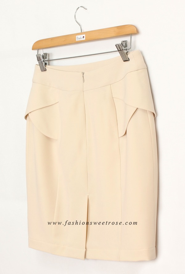 SK-399 กระโปรงทรงสอบ ผ้าโพลีเอสเตอร์สีครีม ด้านข้างกระโปรงออกแบบเป็นผ้าสองชิ้นซ้อนกัน
