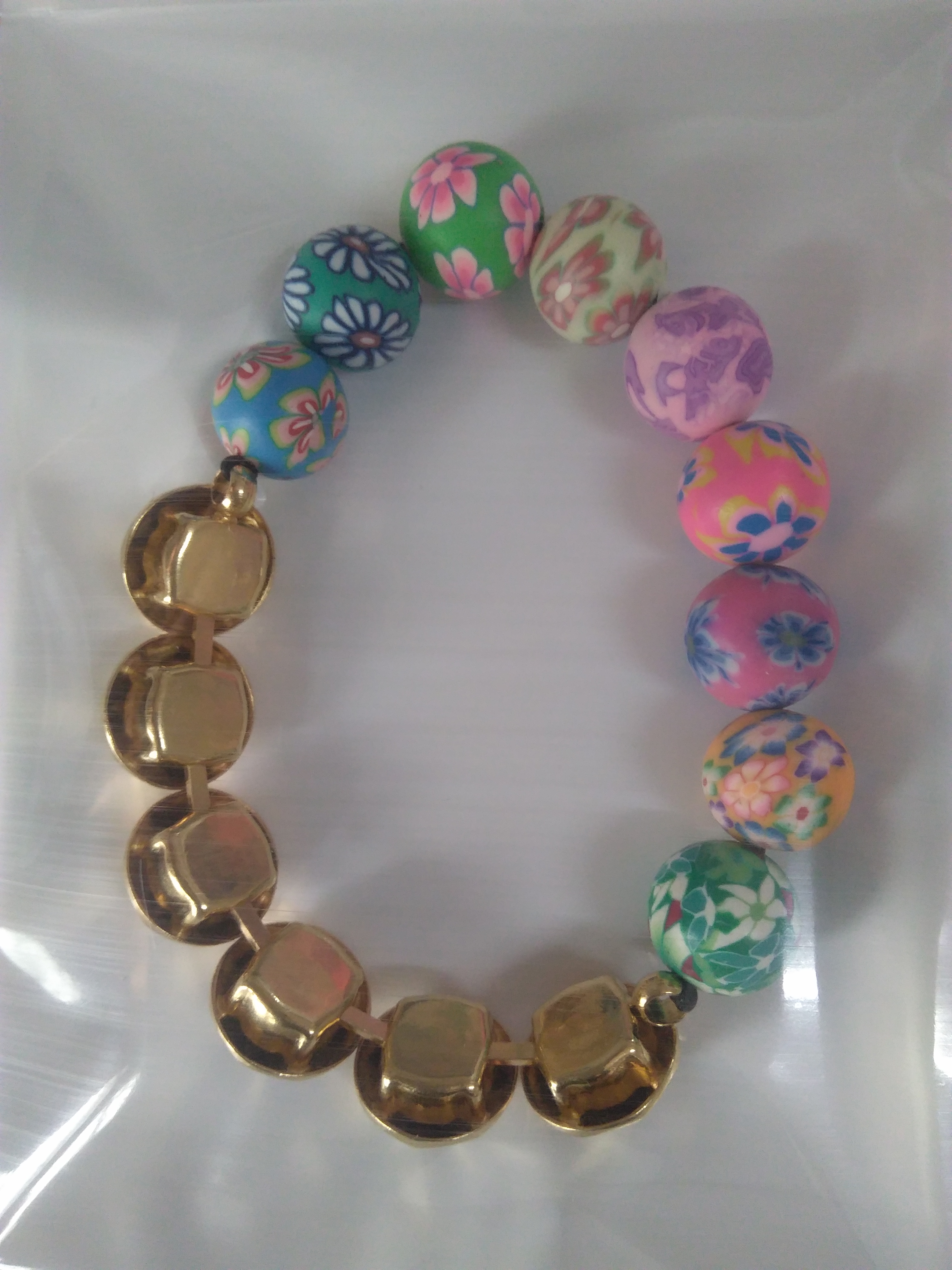 สร้อยข้อมือยางยีด โลหะสีทอง+ลูกปัดดินเผาเพ้นท์ลายดอกไม้ขนาด 10 มม. ความยาว 16-17 ซม. สำหรับข้อมือเล็ก 1 เส้น