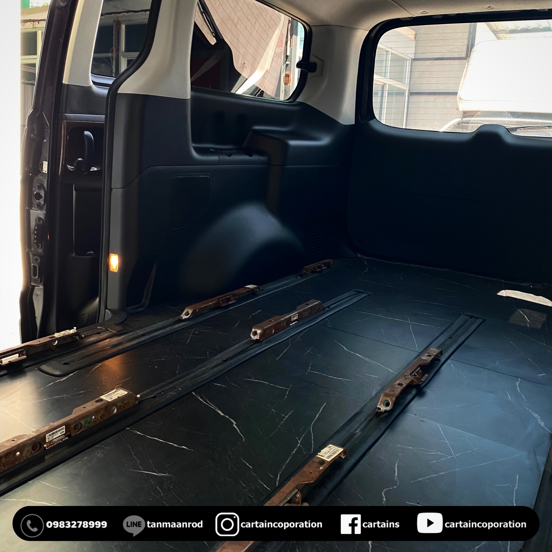 HYUNDAI H-1 ELITE รถฮุนได เฮชวัน ทำสีภายในใหม่จากสีครีม เป็น เทา ดำ ปูพื้นรถลายหินอ่อน หุ้มหลังคา พร้อมแดมป์