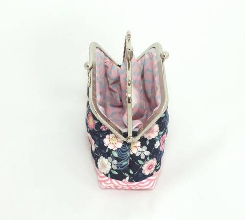 QLT-012 กระเป๋าปิ๊กแป๊กแบบ 2 ช่อง ใส่เหรียญและธนบัตร ผ้าลายดอกไม้กราฟฟิกพื้นน้ำเงิน