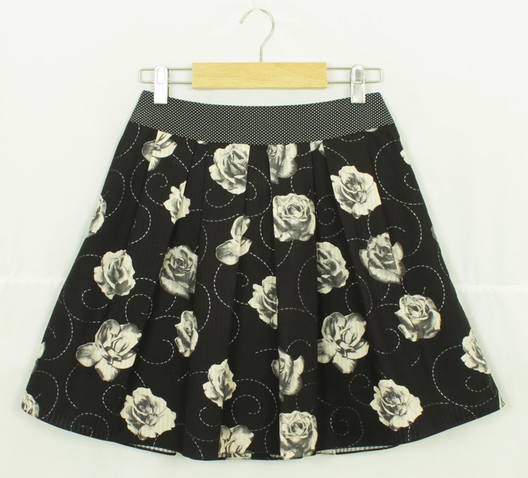 SK-139 กระโปรงแฟชั่น&ทำงาน ทรงบาน ผ้าลายดอกกุหลาบขาวพื้นดำ จีบทวิสรอบเอว