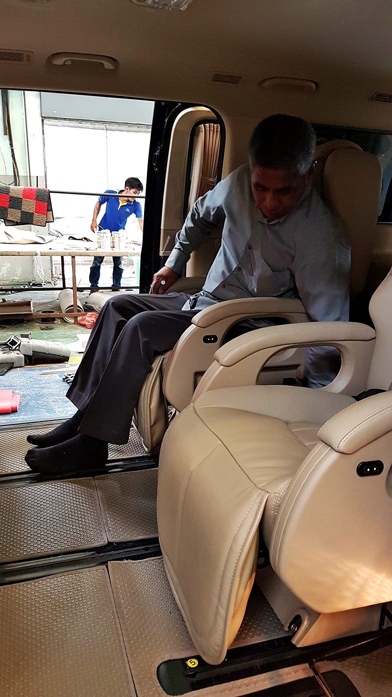 HYUNDAI H-1 DELUXE [ เบาะvipไฟฟ้าทรงโซฟา + คอนโซลเตี้ย + ผ้าม่านรถ ]- {ก-1392}