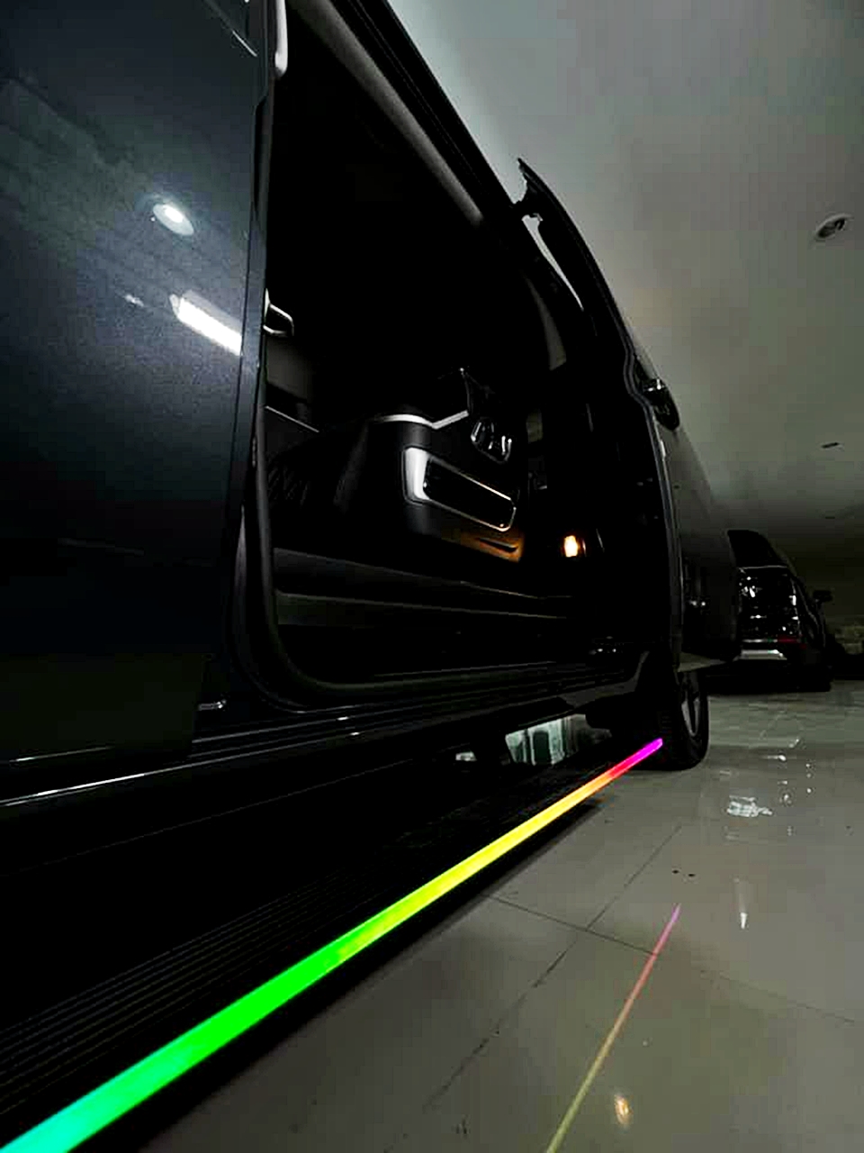 บันไดไฟฟ้ารถ Hyundai Staria [RGB]