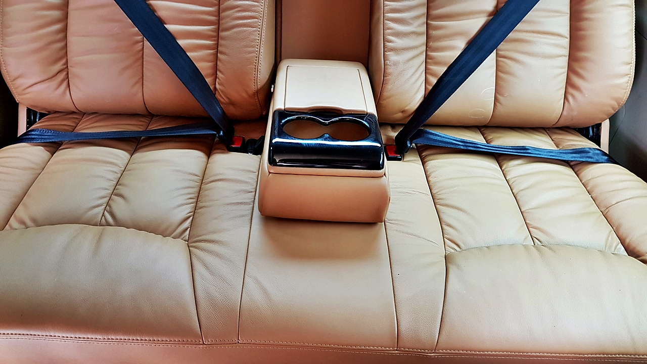 HYUNDAI H-1 DELUXE รถคุณเอกชัยศรีวิชัย [ เบาะ + คอนโซลสูง + เครื่องเสียง + ชุดแต่ง ] - ฮบ7971