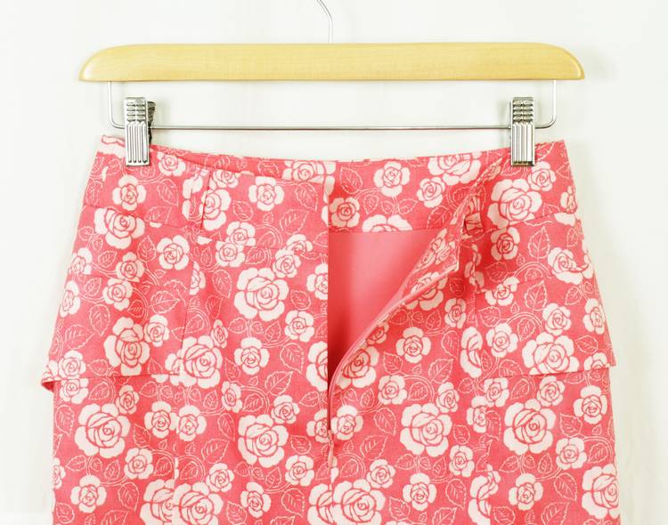 SK-159 กระโปรงแฟชั่น&ทำงาน ทรงสอบจับจีบทวิชซ้อนกัน ผ้าคอตต้อนพิมพ์ลายดอกกุหลาบขาวพื้นชมพู