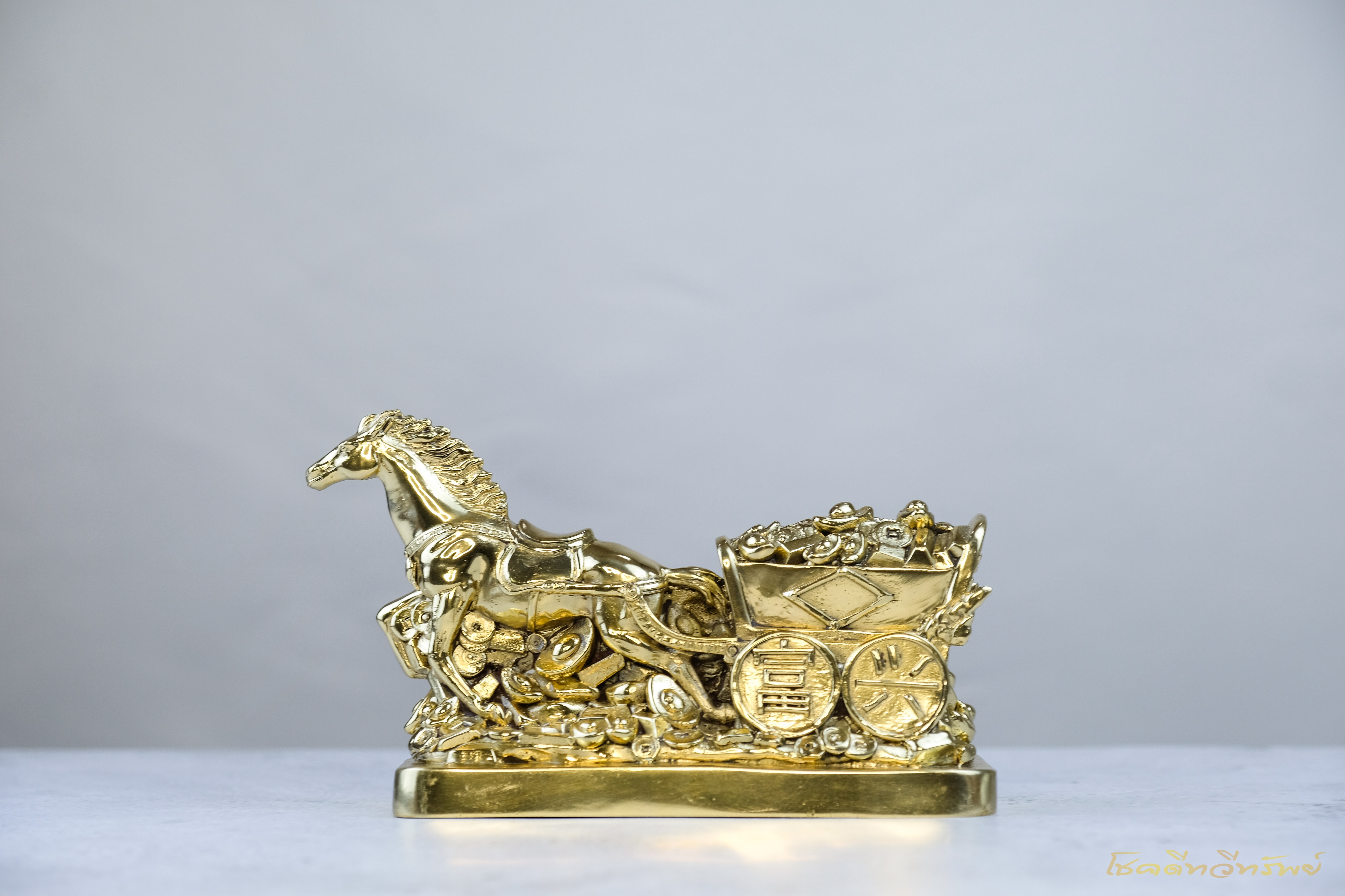 รูปปั้นม้ามงคล