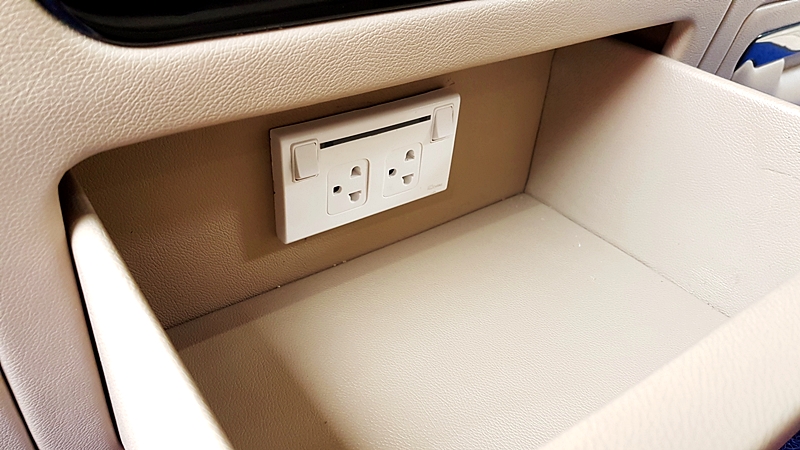 HYUNDAI H-1 DELUXE [ เบาะvipไฟฟ้าทรงโซฟา + คอนโซลเตี้ย + ผ้าม่านรถ ]- {ก-1392}