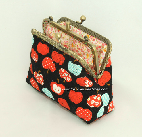 QLT-017 กระเป๋าปิ๊กแป๊กแบบ 2 ช่อง ใส่เหรียญและธนบัตร ผ้าลายลูกแอปเปิ้ลแดงพื้นดำ