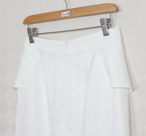 SK-275 กระโปรงแฟชั่น&ทำงาน ทรงสอบ ผ้าไหมอิตาลีสีขาวพิมพ์ลายนูนรูปดอกไม้ ด้านหน้ากระโปรงจับจีบระบาย