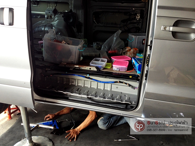 HYUNDAI H-1 TOURING [ประตูไฟฟ้า 2 ข้าง + กระไดไฟฟ้า 2 ข้าง + เครื่องเสียง + หุ้มเบาะหนังสเปคโรงงาน] {ก5223}