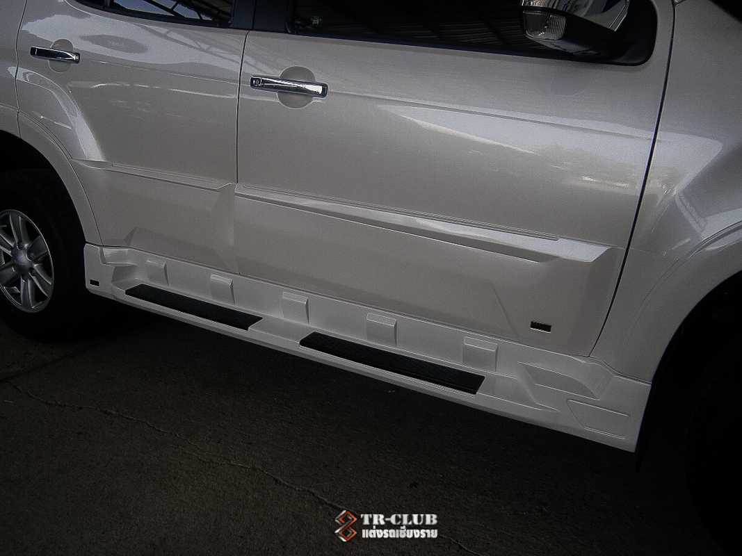 ชุดแต่งสเกิร์ตรอบคัน LUMIX MU-X 2012-2016