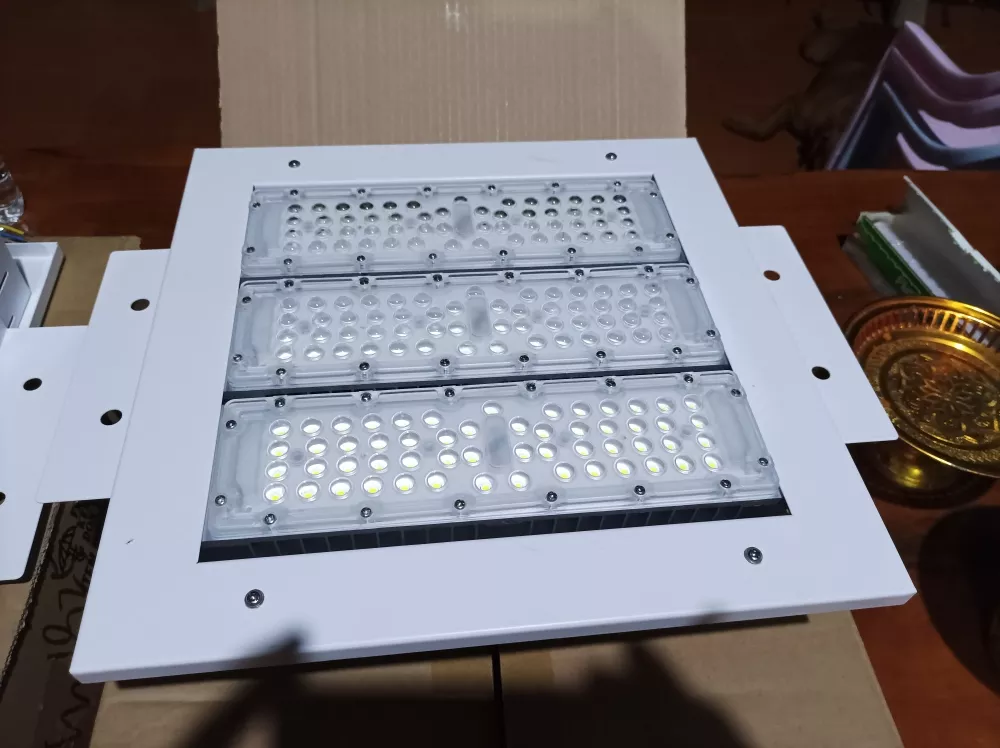 ไฟ LED ติดเพดานปั๊มน้ำมัน อลูมิเนียม IP65 200วัตต์ จำนวน 1 โคม