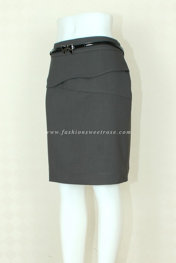 SK-375 กระโปรงทรงสอบ ผ้า Rose Skin สีเทาดำ ด้านหน้ากระโปรงออกแบบตัดต่อมีชิ้นแต่งด้านหน้า
