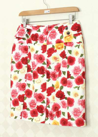 SK-338 กระโปรงแฟชั่น&ทำงาน ทรงสอบ ผ้าคอตต้อนญี่ปุ่นพิมพ์ลายดอกกุหลาบแดง ชมพู เหลือง พื้นขาว พร้อมโบว์คาดเอว