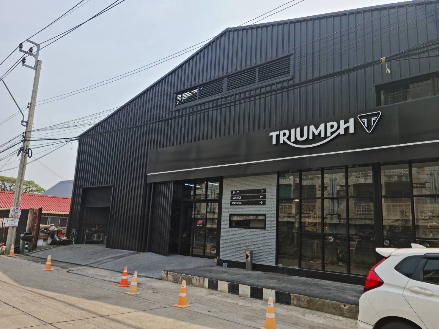โกดังสำเร็จรูปโชว์รูมมอเตอร์ไซด์ TRIUMPH 20x35x6m