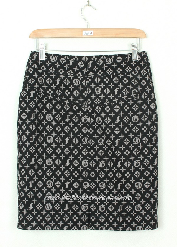 SK-312 กระโปรงแฟชั่น&ทำงาน ทรงสอบ ผ้าญี่ปุ่นพิมพ์ลายกราฟฟิคพื้นดำ ตกแต่งด้วยกระดุม 4 เม็ด