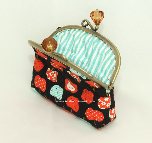 QLT-016 กระเป๋าปิ๊กแป๊กหัวเพขรแบบ 1 ช่อง ใส่เหรียญและธนบัตร ผ้าลายลูกแอปเปิ้ลแดงพื้นดำ