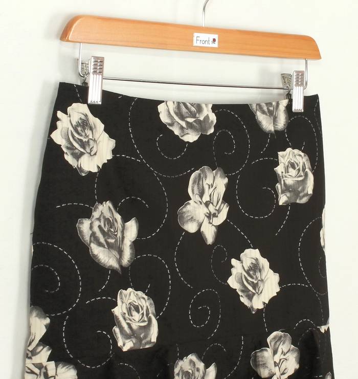 SK-210 กระโปรงแฟชั่น&ทำงาน ทรงย้วย ผ้าคอตต้อนญี่ปุ่นพิมพ์ลายดอกกุหลาบขาวพื้นดำ