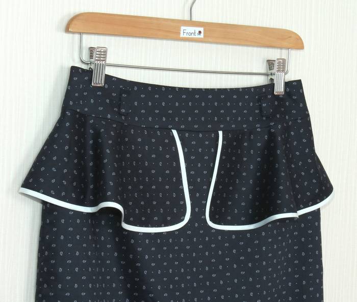 SK-244 กระโปรงแฟชั่น&ทำงาน ทรงสอบแต่งระบาย ผ้าคอตตอนญี่ปุ่นพื้นน้ำเงินเข้มพิมพ์ลายลูกน้ำเล็กๆ