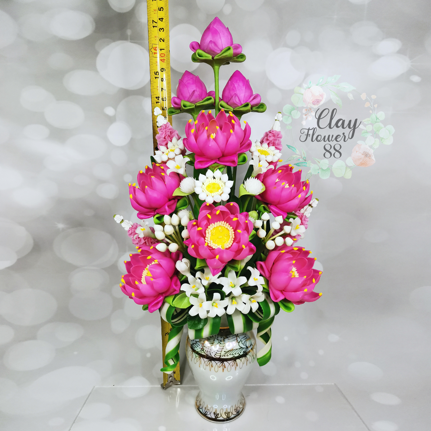 ชุดคู่ดอกบัว สีชมพู งานประดิษฐ์ งานปั้น จาก ดินไทย ดอกไม้ ถวายพระ จัดชุดในแจกันมุกลายทอง (สูง 17 นิ้ว /ราคาต่อคู่)