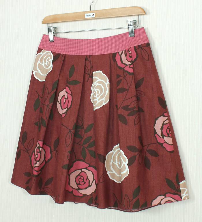 SK-246 กระโปรงแฟชั่น&ทำงาน ทรงบาน ลายดอกกุหลาบ โทนแดงเลือดหมู จีบทวิสรอบเอว