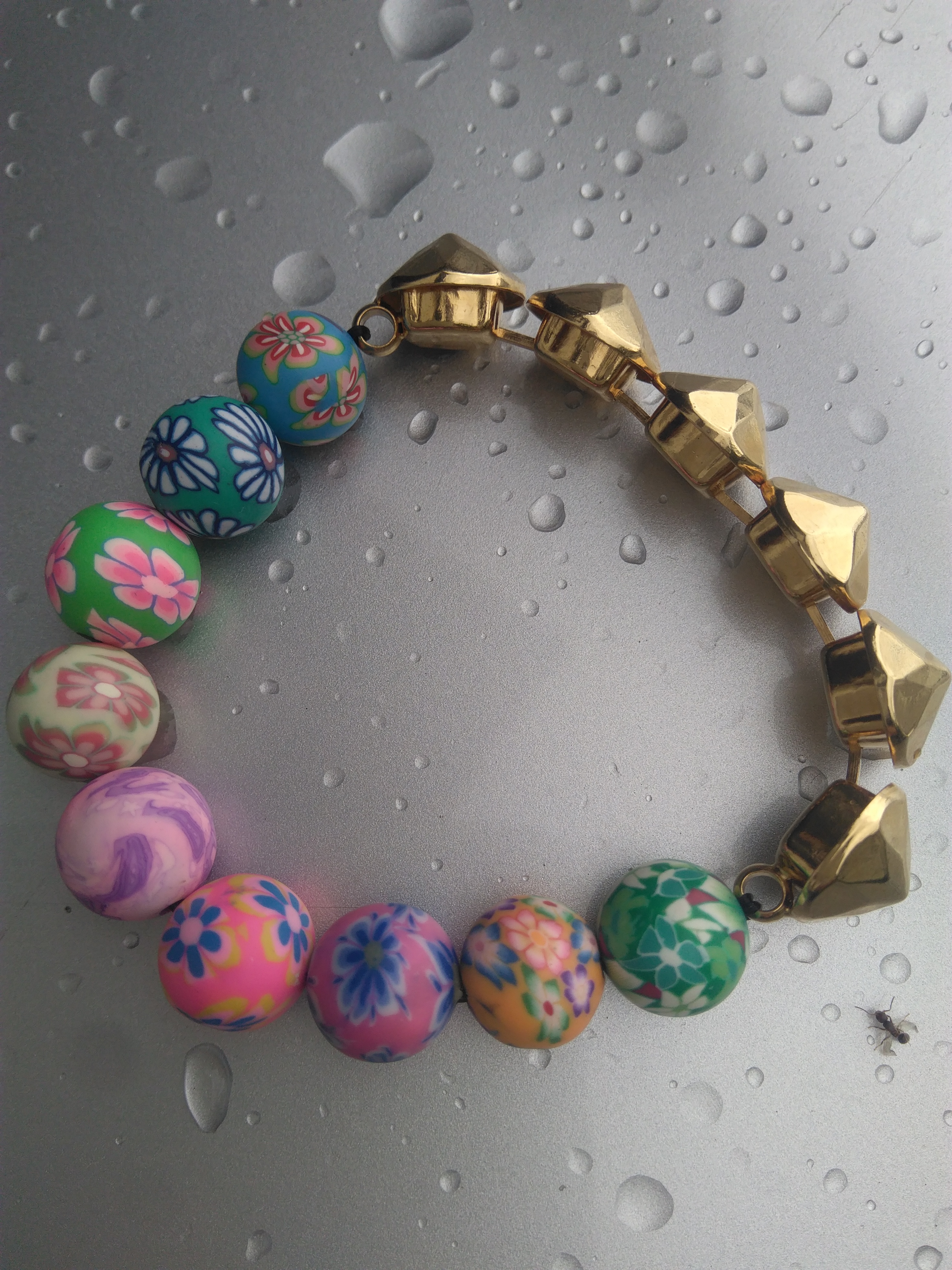 สร้อยข้อมือยางยีด โลหะสีทอง+ลูกปัดดินเผาเพ้นท์ลายดอกไม้ขนาด 10 มม. ความยาว 16-17 ซม. สำหรับข้อมือเล็ก 1 เส้น