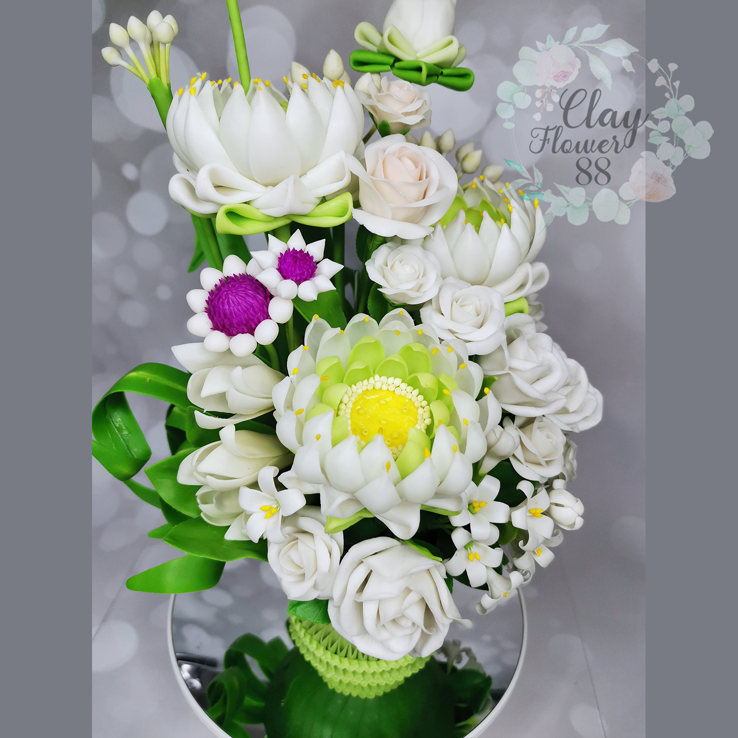 ชุดคู่ดอกบัว สีขาว งานประดิษฐ์ ดินปั้น งานปั้น จาก ดินไทย แซมกุหลาบ และ ดอกไม้มงคล จัดชุดในพานใบตอง (สูง 13 นิ้ว จำหน่ายเป็นคู่)