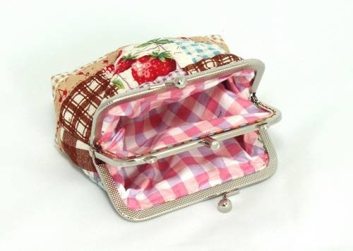 QLT-006 กระเป๋าปิ๊กแป๊กแบบ 2 ช่อง ใส่เหรียญและธนบัตร ผ้าลายผลไม้โทนน้ำตาล