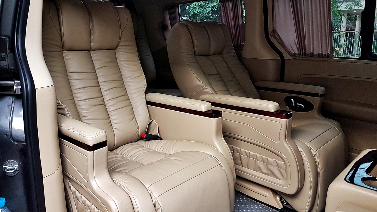 HYUNDAI H-1 DELUXE รถคุณเดี่ยว สุริยน [ เบาะ + คอนโซล +ไฟ oem หน้าหลัง led + จอเพดาน + ชุดแต่ง ] - ฮม1982