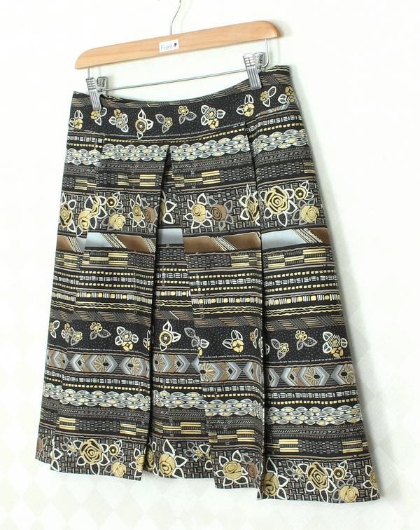 SK-347 กระโปรงแฟชั่น&ทำงาน ทรงบาน ผ้าคอตต้อนญี่ปุ่นพิมพ์ลายกราฟฟิกดอกกุหลาบโทนน้ำตาลเข้ม