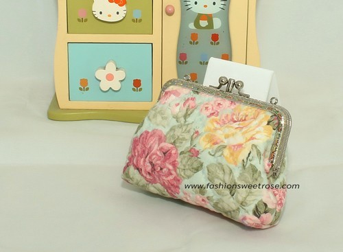 QLT-013 กระเป๋าปิ๊กแป๊กแบบ 2 ช่อง ใส่เหรียญและธนบัตร ผ้าลายดอกกุหลาบดอกใหญ่โทนพาสเทล