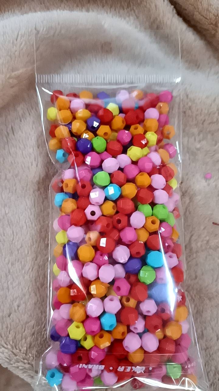 ลูกปัดอะครีลิคเหลี่ยมเจีย ทึบแสง ขนาด 6x5.5 มม. รู 1.5 มม. คละสี 46g ประมาณ 500 เม็ด