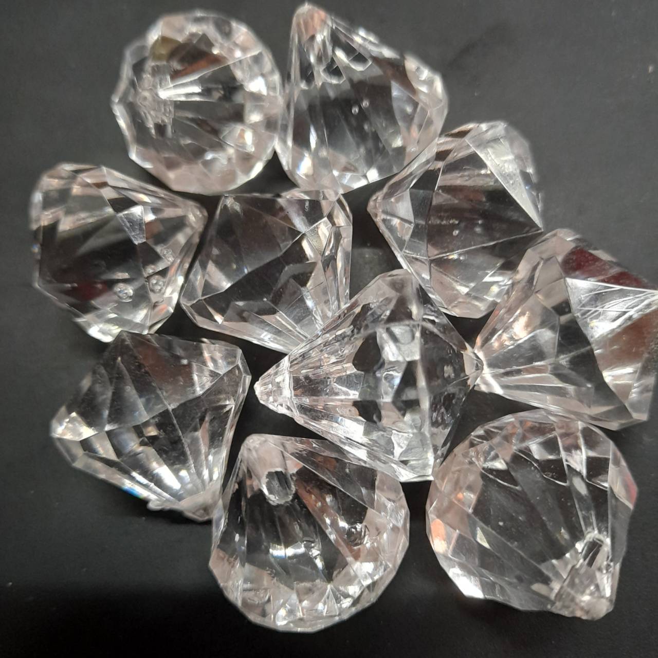 จี้ / ตัวห้อย อะครีลิค ทรงเพชรคริสตัล ใส ขนาด 25x25 มม. แพ็ค 10 เม็ด