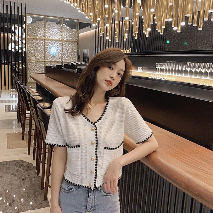 CHICCFASHION ครอปไหมพรม กระดุมทอง