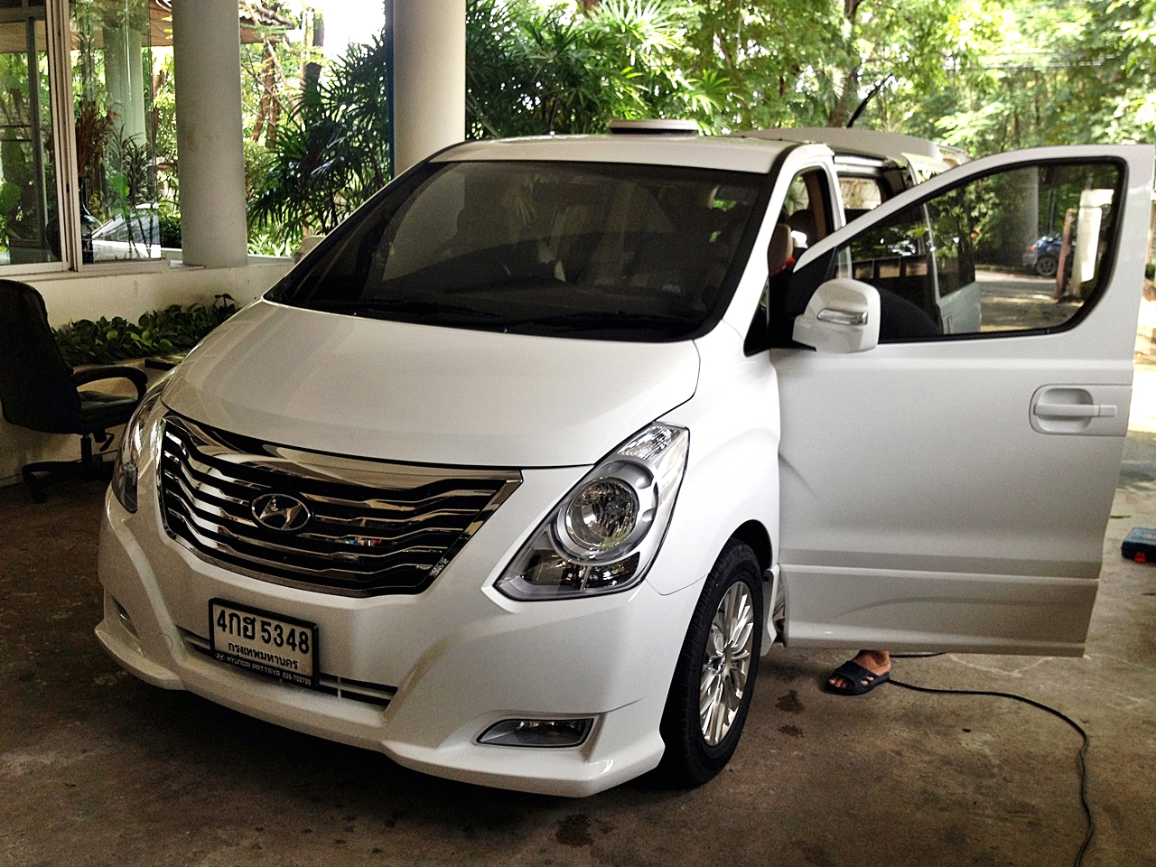 HYUNDAI H-1 STAREX [ ประตูไฟฟ้า 2 ข้าง ( ซ้าย ขวา ) + เบาะvipไฟฟ้า ทรง starex + เปลี่ยนทีวี 22" คอนโซลสูง ] { 4กฮ5348 }