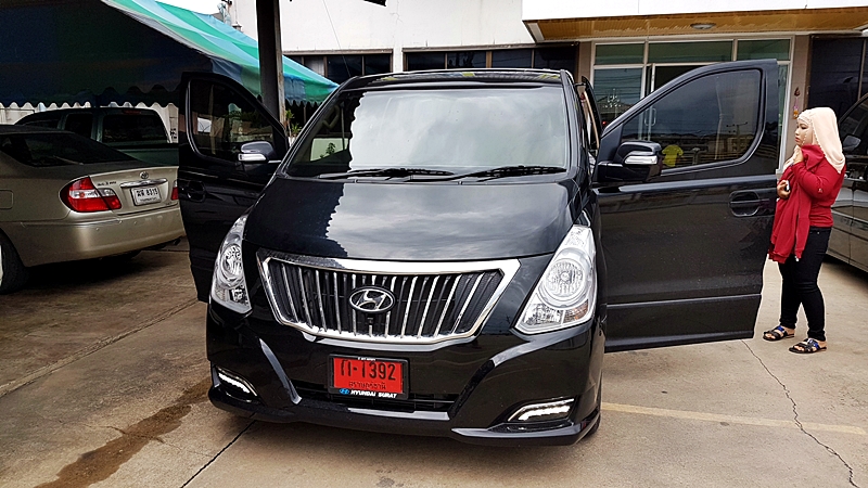 HYUNDAI H-1 DELUXE [ เบาะvipไฟฟ้าทรงโซฟา + คอนโซลเตี้ย + ผ้าม่านรถ ]- {ก-1392}