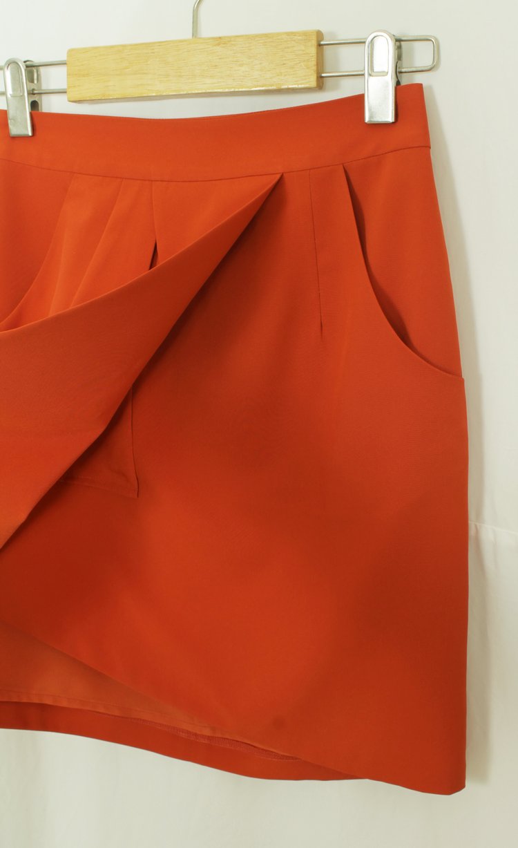 SK-079 กระโปรงทรงเอ ผ้าไหมอิตาลี สีส้มอิฐ เป็นกระโปรงป้ายมีกระเป๋าล้วง 2 ข้าง