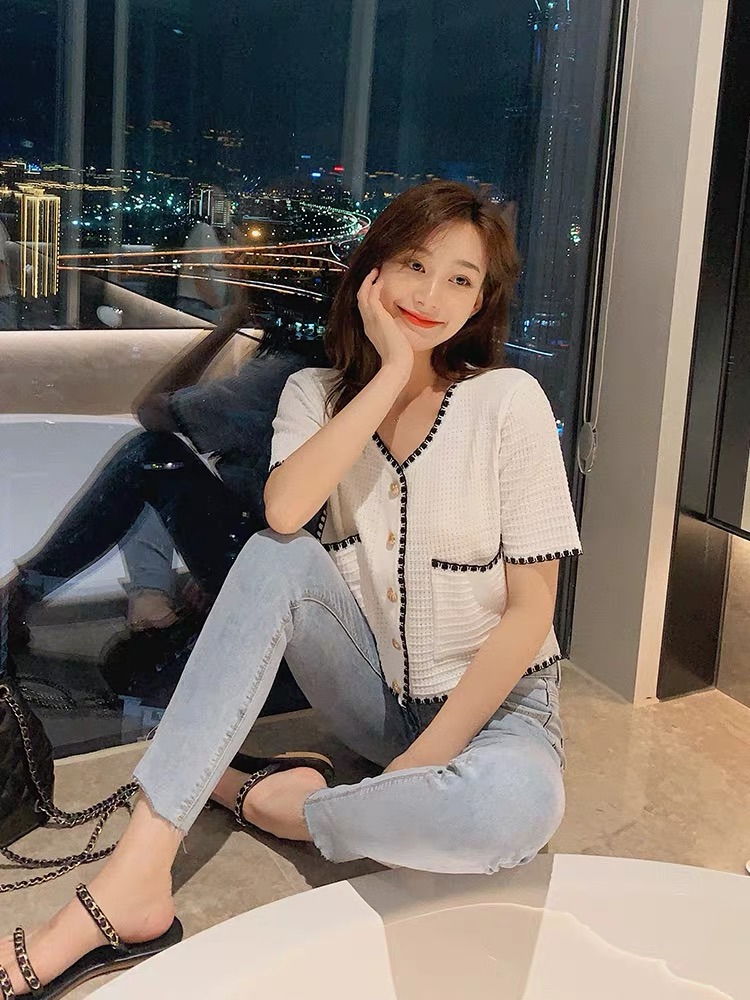 CHICCFASHION ครอปไหมพรม กระดุมทอง