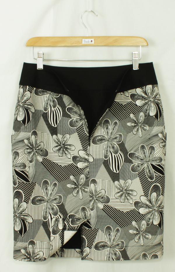 SK-185 กระโปรงแฟชั่น&ทำงาน ทรงสอบ ผ้าญี่ปุ่นพิมพ์ลายดอกไม้กราฟิกดำ