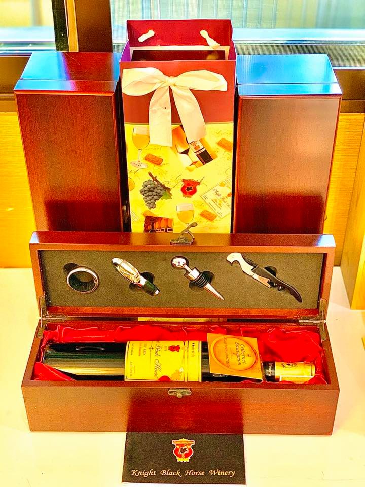 กล่องใส่ไวน์ 1 ขวด พร้อมอุปกรณ์ 4 ชิ้น (ไม่รวมไวน์)