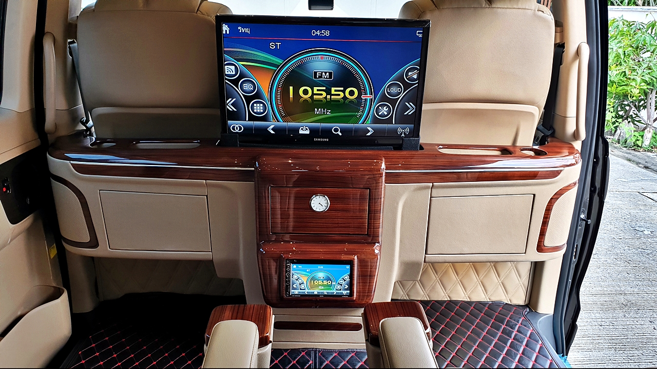 HYUNDAI H-1 ELITE 2018 [ ประตูไฟฟ้า + เบาะ vip + ท้าย 60:40 + คอนโซลทีวี 24 นิ้ว ] { บ1326 }