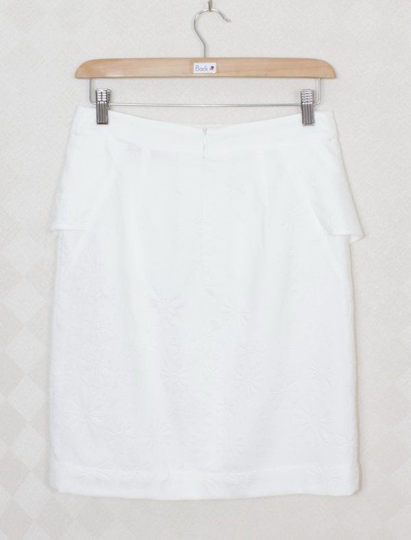 SK-275 กระโปรงแฟชั่น&ทำงาน ทรงสอบ ผ้าไหมอิตาลีสีขาวพิมพ์ลายนูนรูปดอกไม้ ด้านหน้ากระโปรงจับจีบระบาย