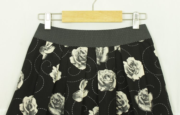 SK-139 กระโปรงแฟชั่น&ทำงาน ทรงบาน ผ้าลายดอกกุหลาบขาวพื้นดำ จีบทวิสรอบเอว