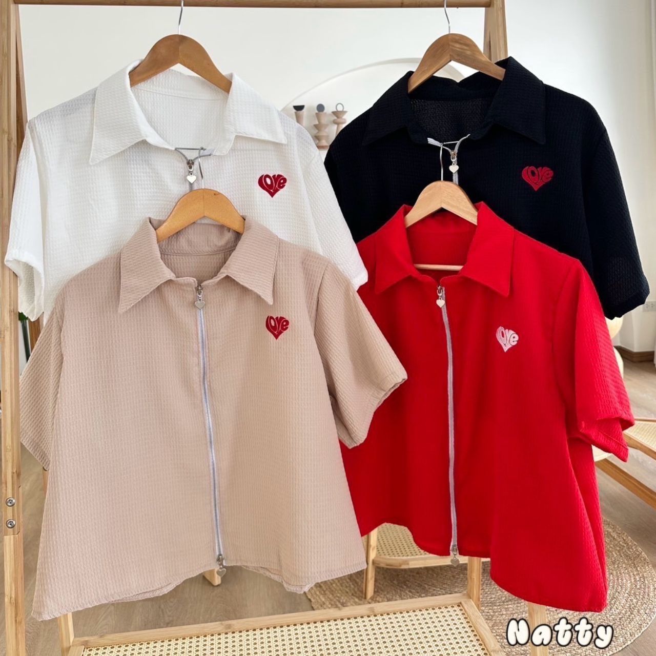 J105 เสื้อเชิ้ต สาวอวบ ผ้าวาฟเฟิล ซิปหัวใจรูดได้2ทาง อกได้ถึง 50 นิ้ว (หน้าผ้า52นิ้ว) ขาว ดำ แดง ครีม อกได้ถึง50นิ้ว